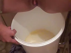 Bucket gulping in a different way - urinate unspoiled